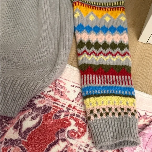 Amazon Women's Gray Sweater with Vibrant Patterns - Picture 7 of 7